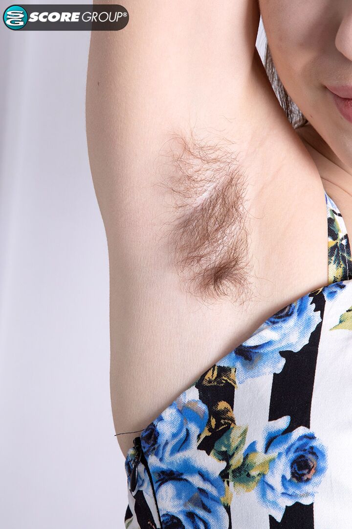 Finger painting gets messy with hairy brunette Bush Baby Terry