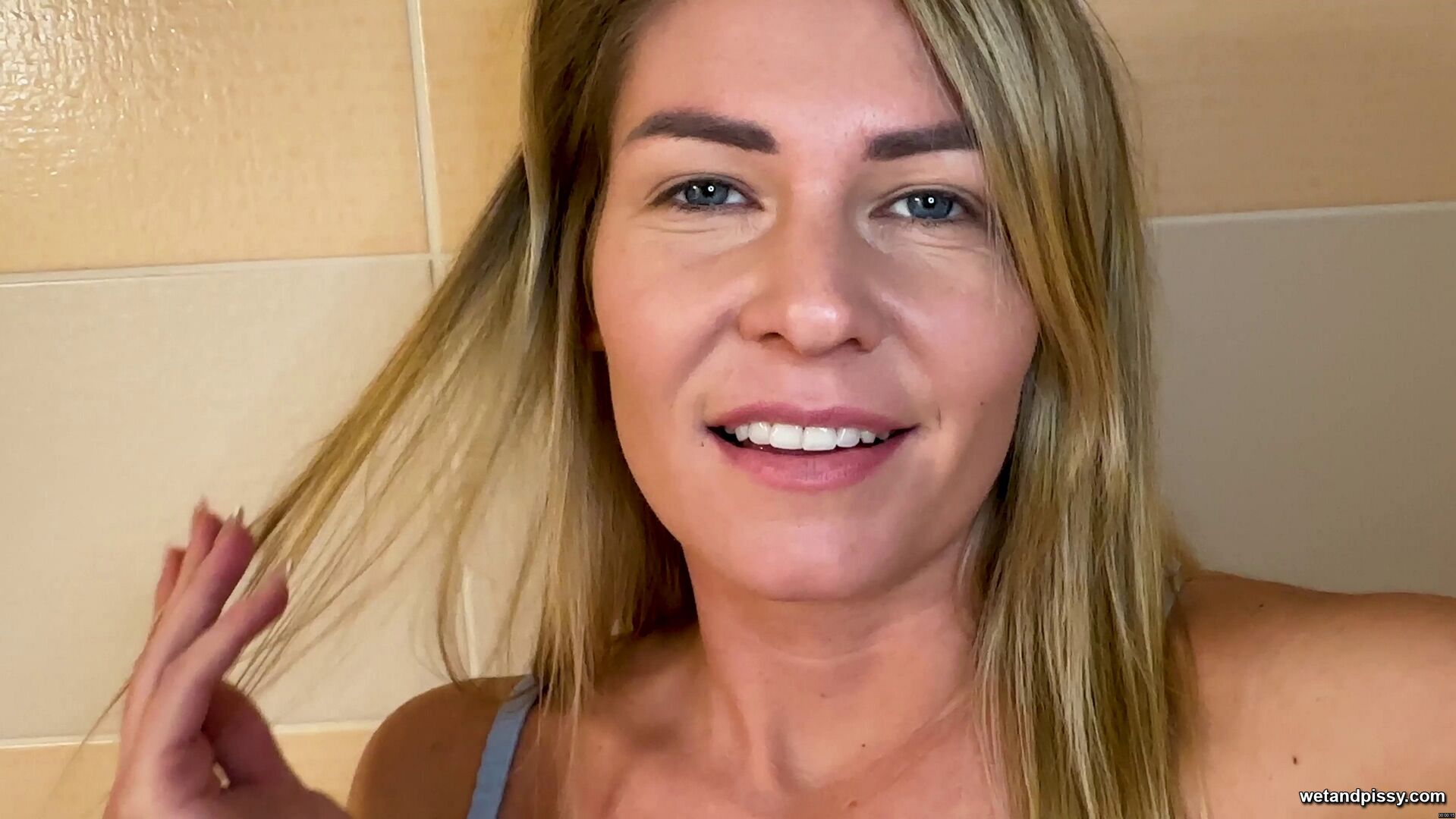 Claudia Macc — Claudias Home Bath Selfie