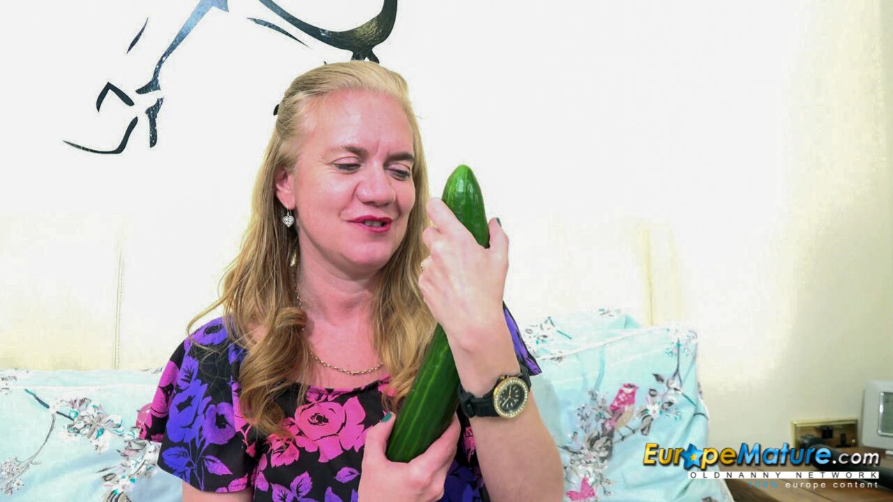SEXY MATURE UK MODEL MASTURBATES WITH CUCUMBER