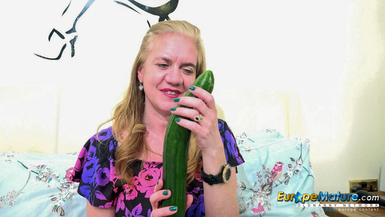SEXY MATURE UK MODEL MASTURBATES WITH CUCUMBER