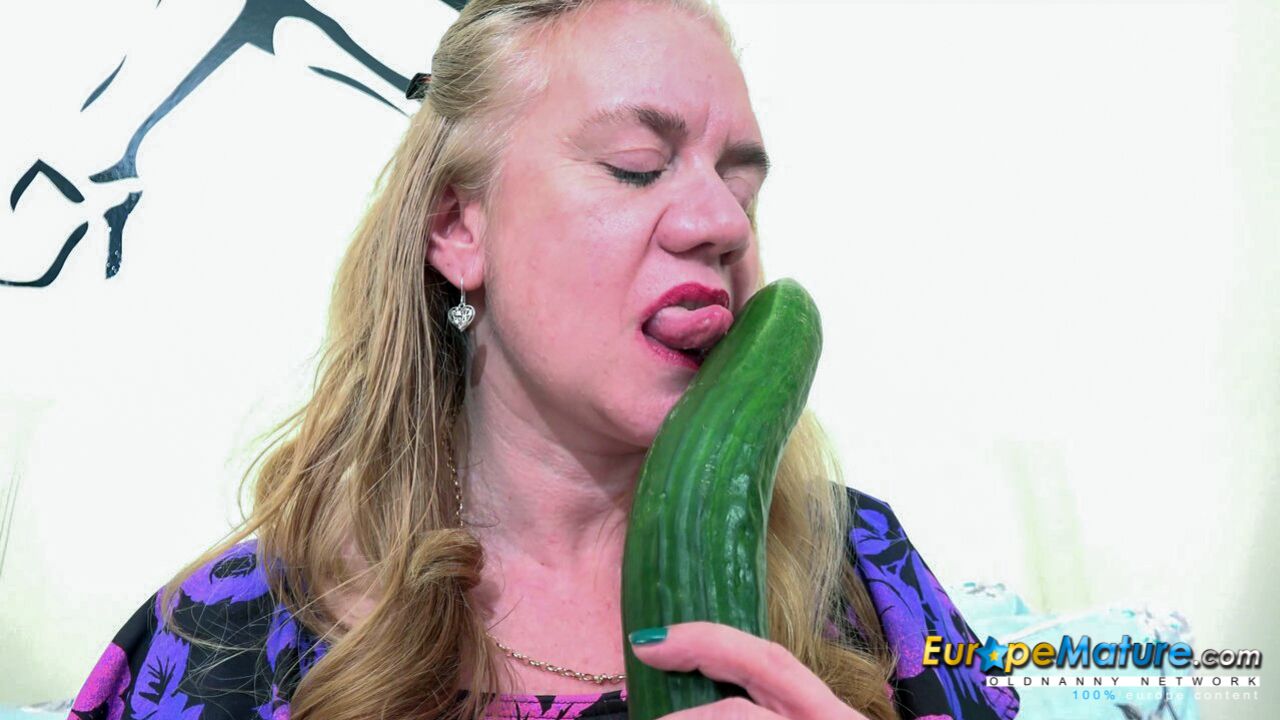 SEXY MATURE UK MODEL MASTURBATES WITH CUCUMBER
