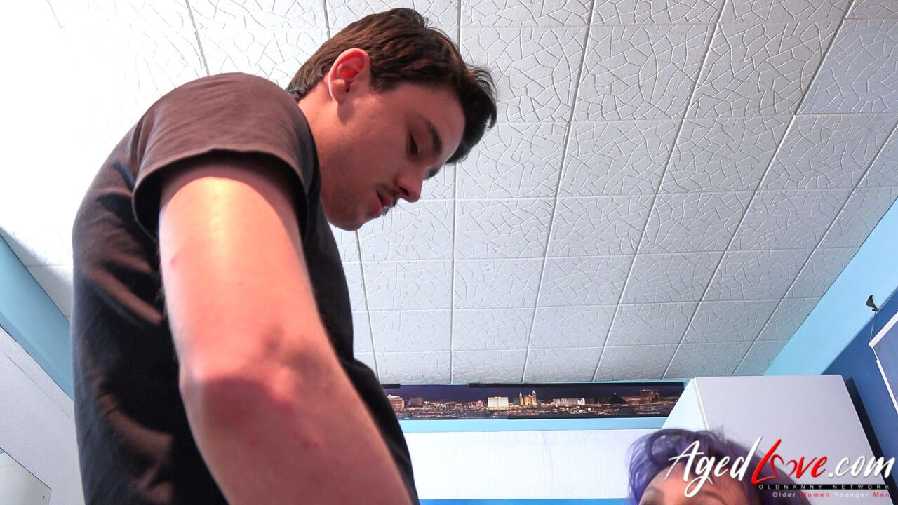 INEXPERIENCED DESPERATE MAN DEALS WITH A HORNY MATURE WOMAN.