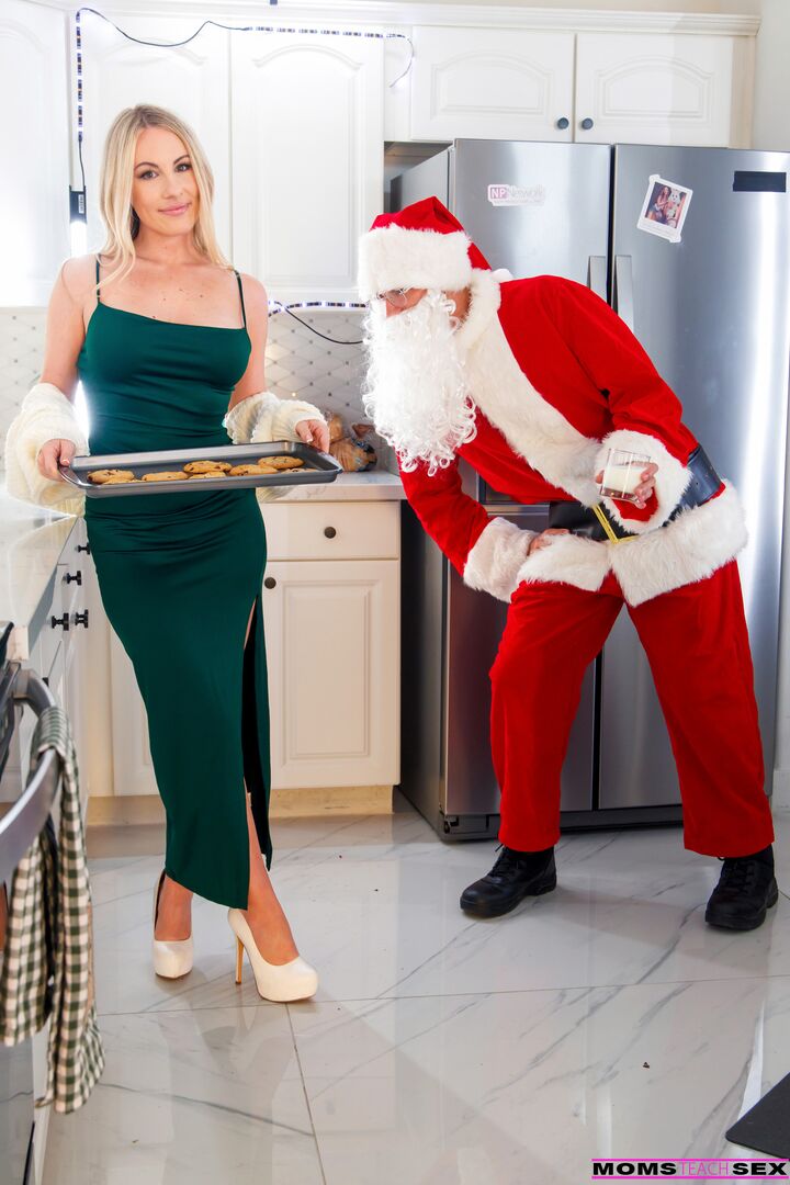 Stepmom Is Wet For Santa - S22:E10