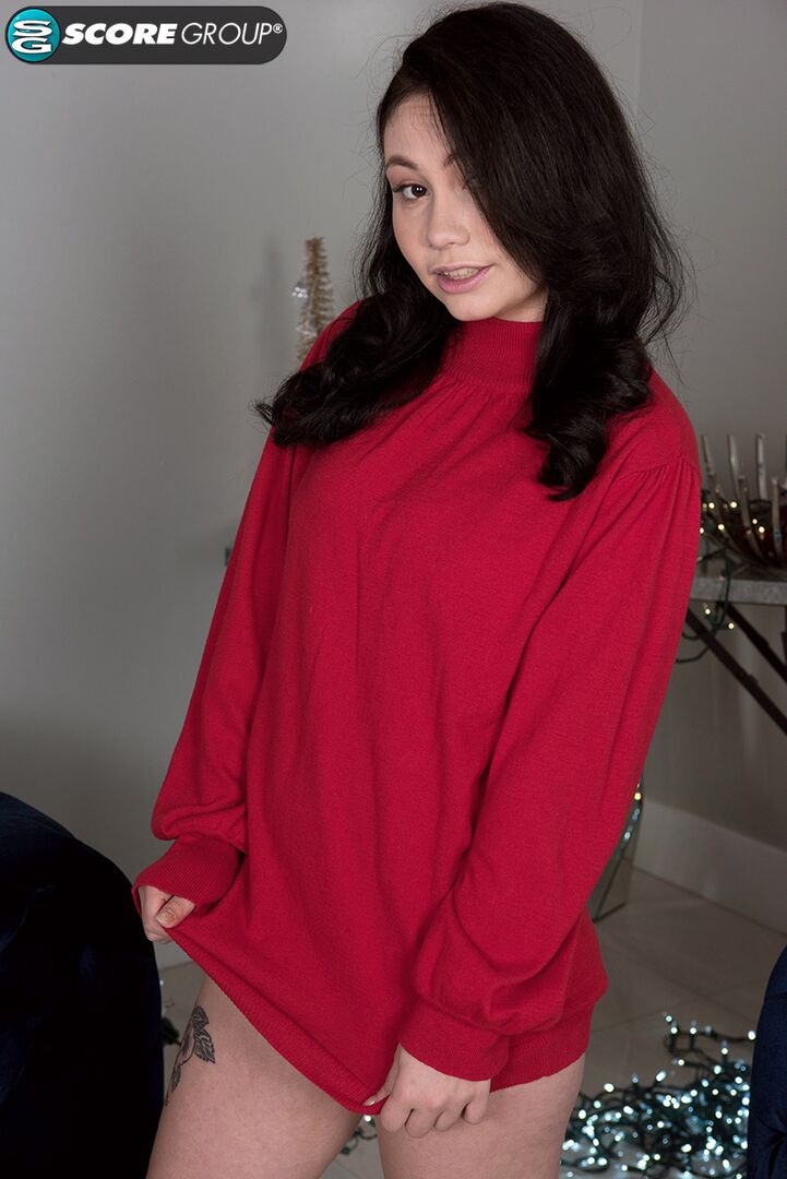 Busty Teen Lenna Lux Wishes You a Merry X-mas with Her Tits and Pussy