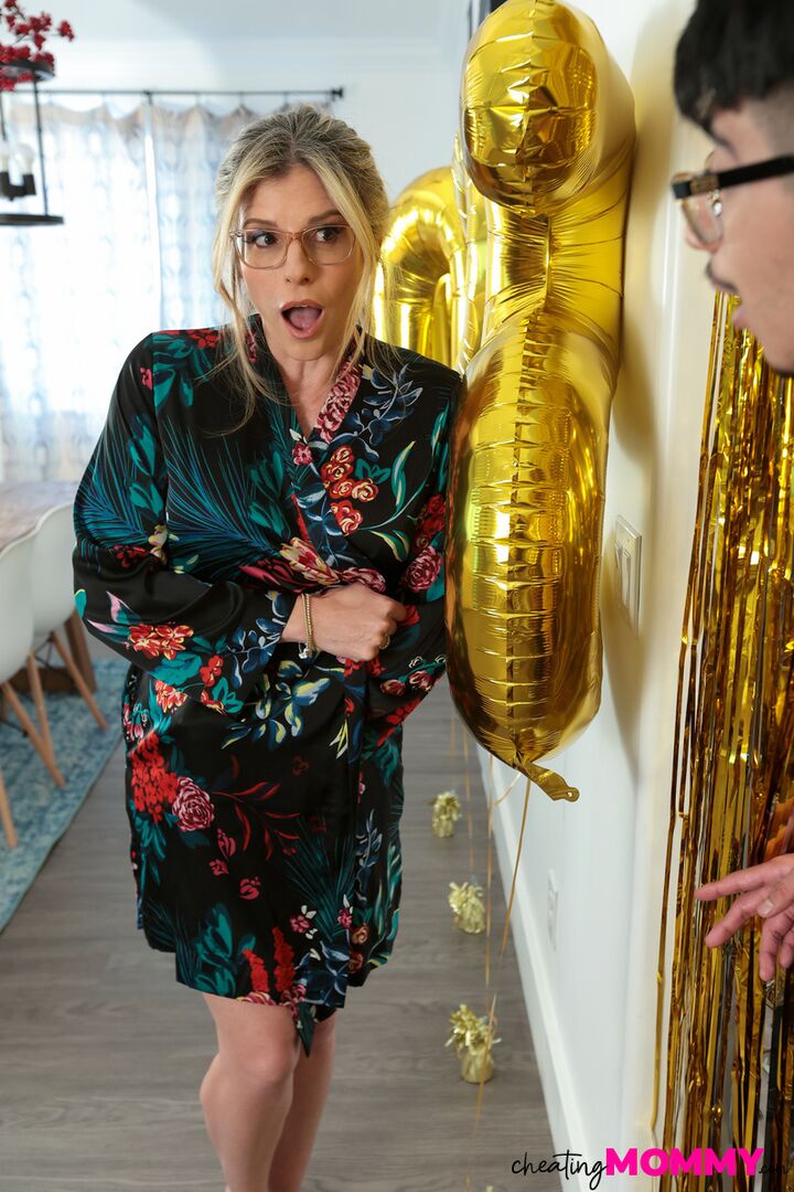 Stepmoms New Years Glory Hole - S1:E8