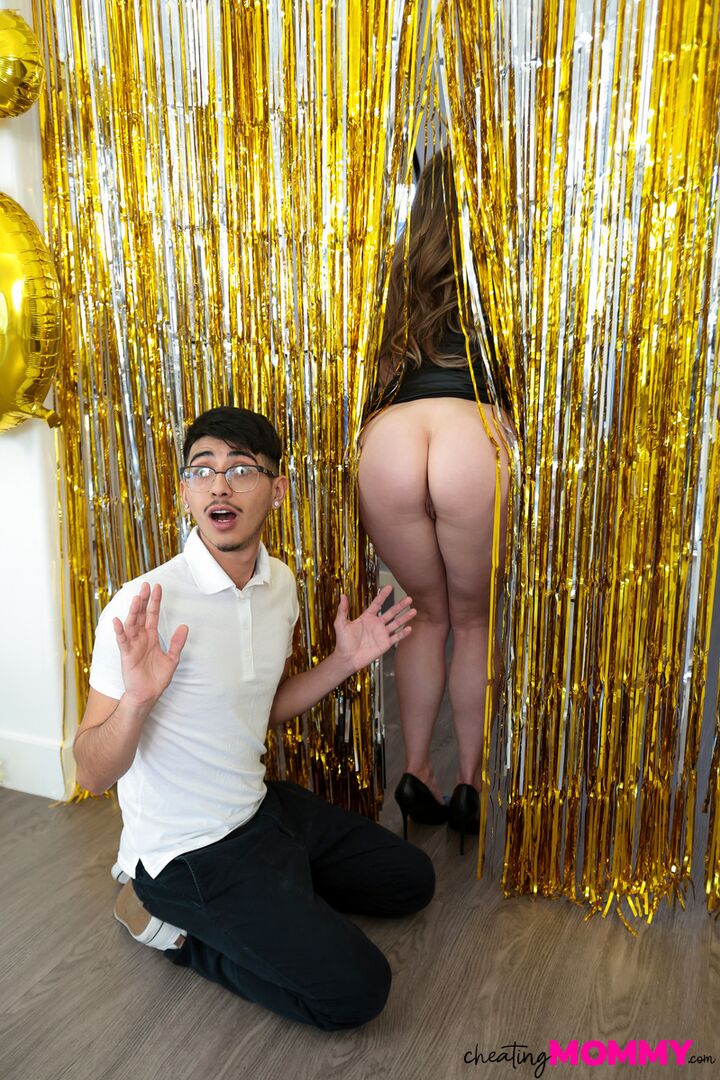 Stepmoms New Years Glory Hole - S1:E8