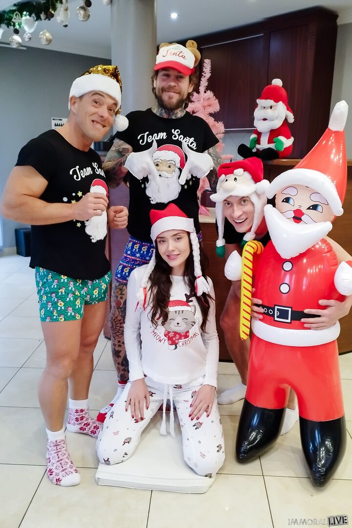 Mrs. Claus CUCKOLDS Santa in CRAZY CHRISTMAS GANGANG