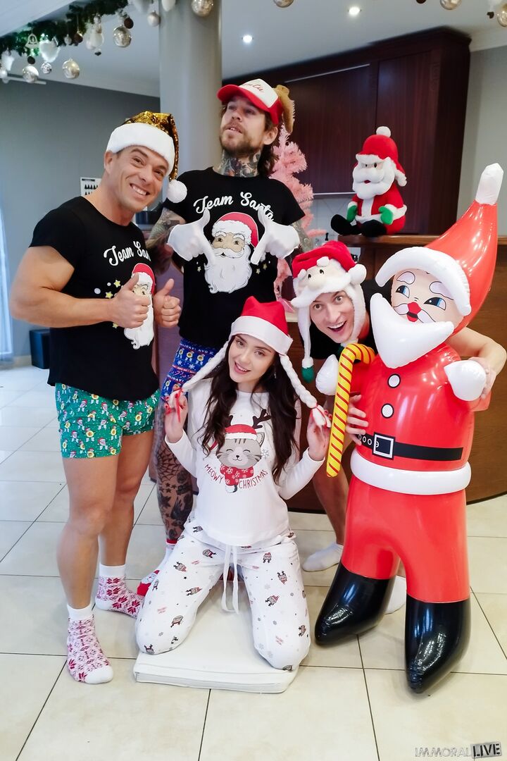MRS. CLAUS CHEATING on CHRISTMAS in MONSTER COCK THREESOME