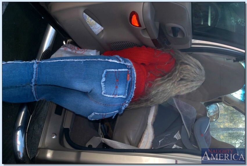 Blonde Victoria Givens fucking in the car with her tits