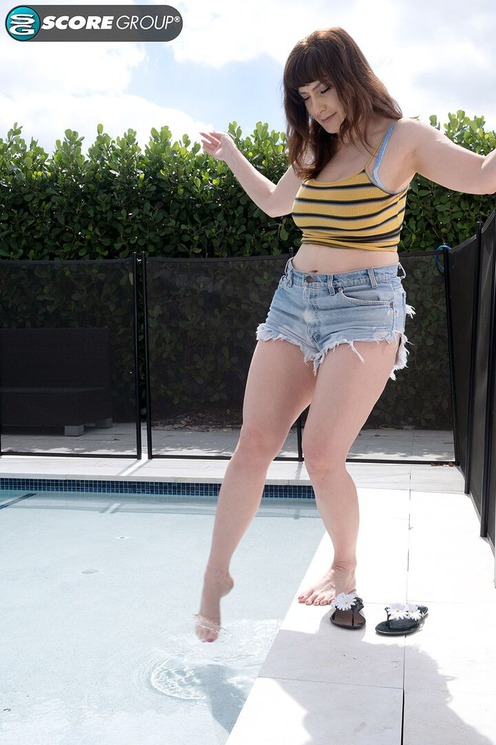 Melody Mynx: a MILF with big tits and a hairy pussy