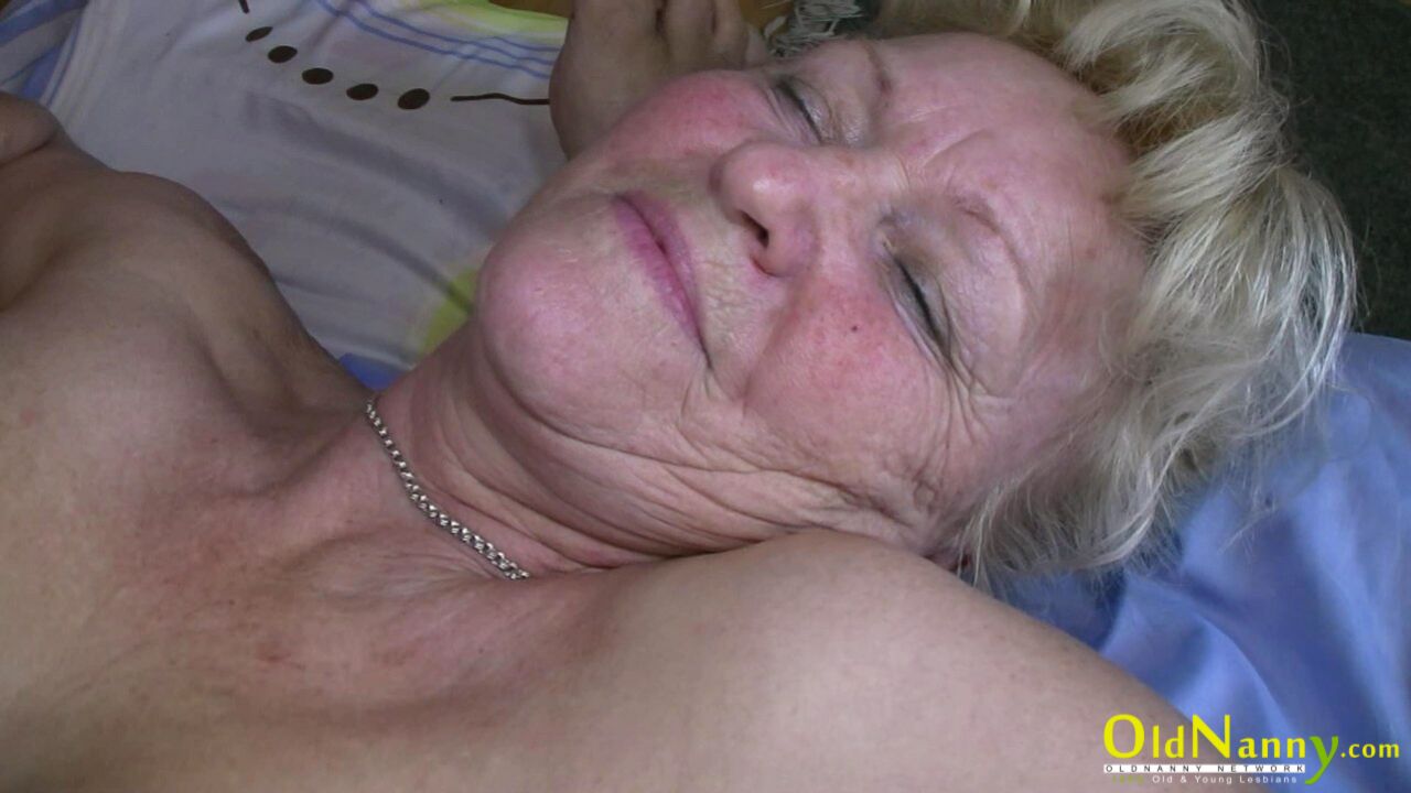 BOHUNKA AND HER CHUBBY GIRLFRIEND SUCKING ON DICK
