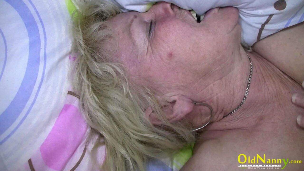 BOHUNKA AND HER CHUBBY GIRLFRIEND SUCKING ON DICK