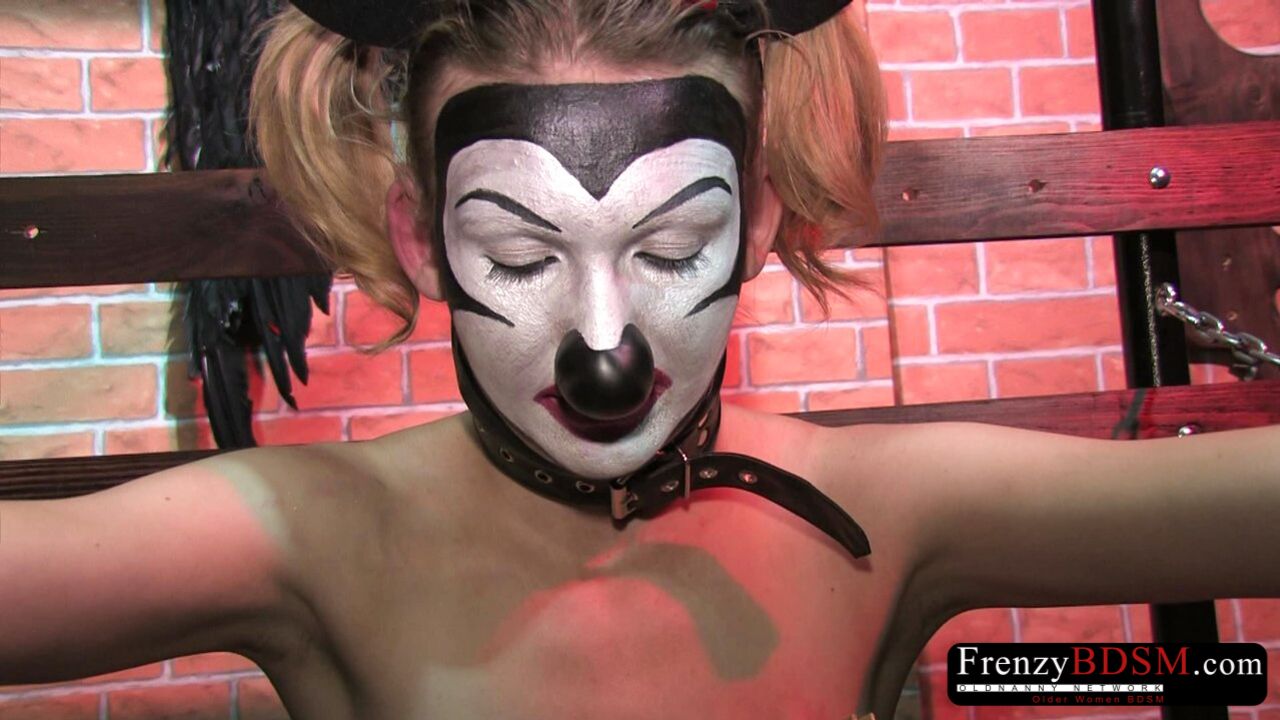 SM DOMINIKA PLAYING WITH PIERCED GIRL