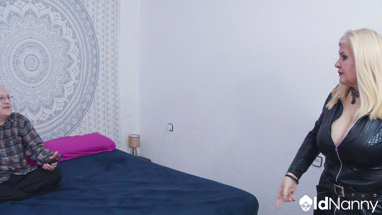 WIFE FUCKS WITH MUSCULAR GUY RIGHT IN FRONT OF HER HUSBAND