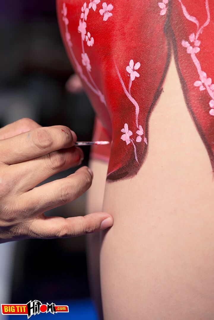 Hitomi: Artfully Naked