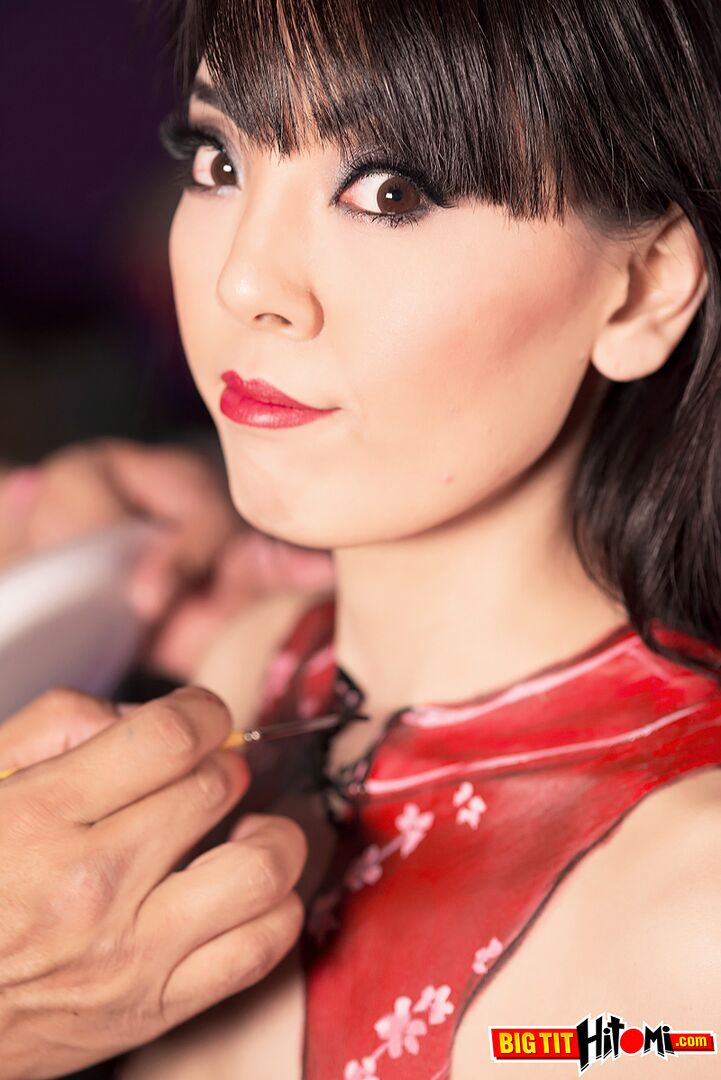 Hitomi: Artfully Naked