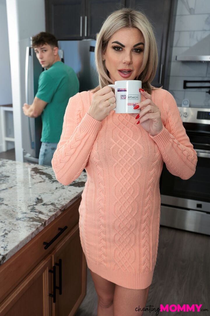 Stepmoms Alone Time - S1:E9