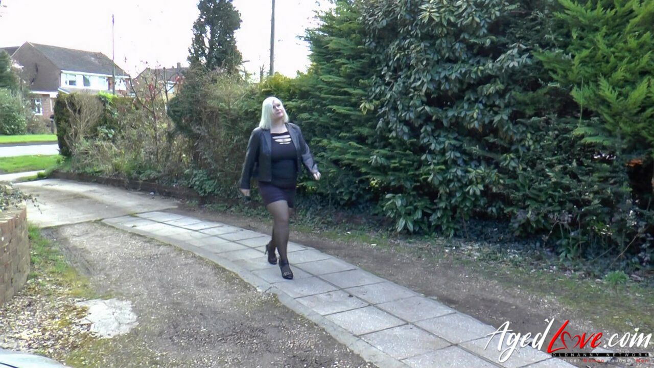 LACEY FUCKING WITH REAL ESTATE AGENT PAUL BACK