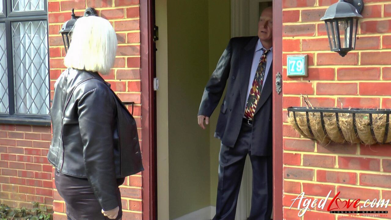 LACEY FUCKING WITH REAL ESTATE AGENT PAUL BACK
