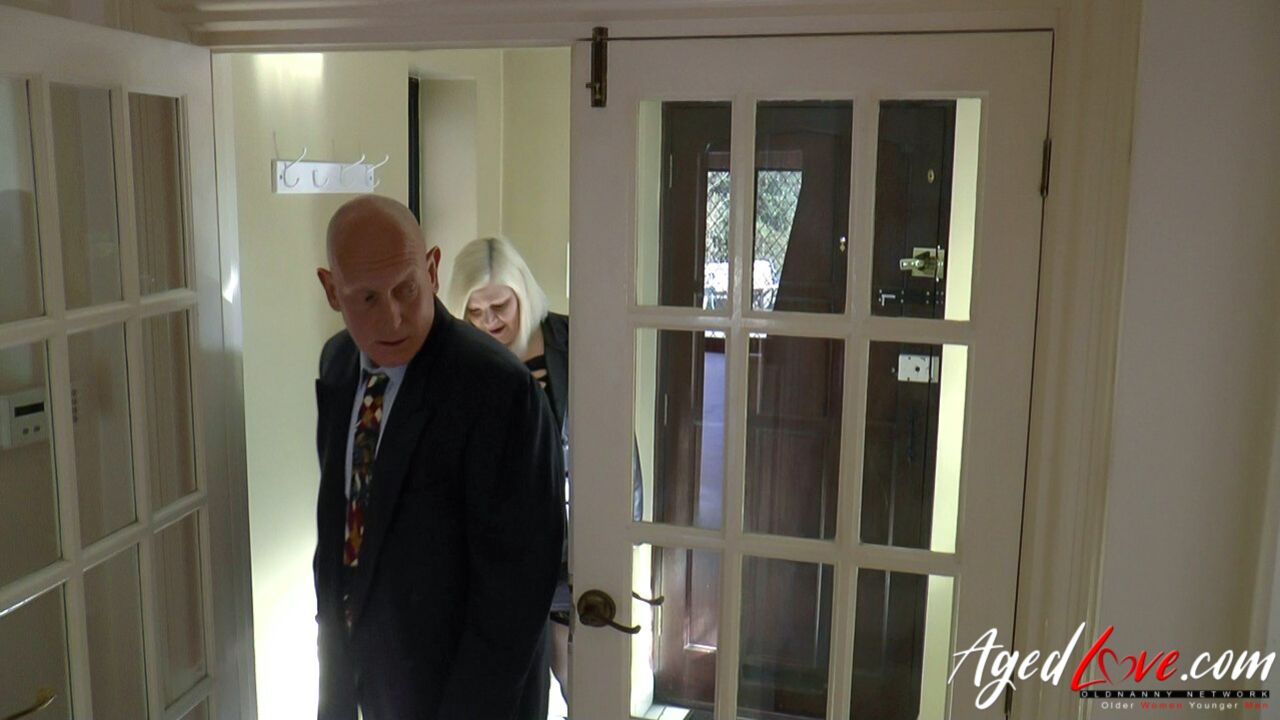 LACEY FUCKING WITH REAL ESTATE AGENT PAUL BACK
