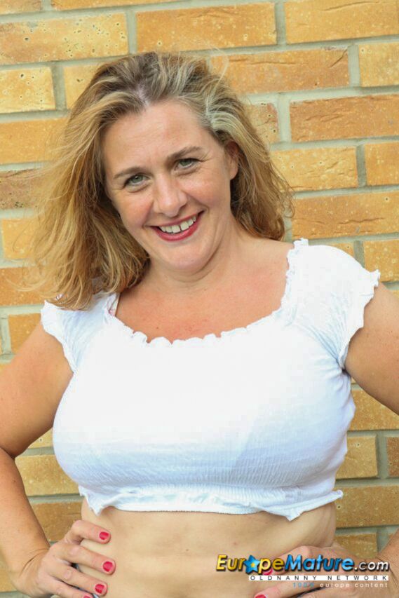 CAMILLA CREAMPIE FROM ENGLAND WITH BIG TITS MASTURBATES IN THE NATURE
