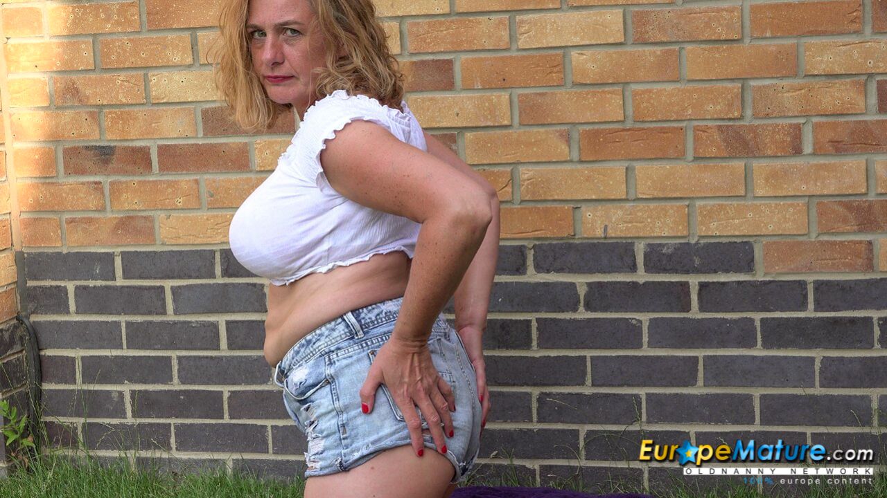 CAMILLA CREAMPIE FROM ENGLAND WITH BIG TITS MASTURBATES IN THE NATURE