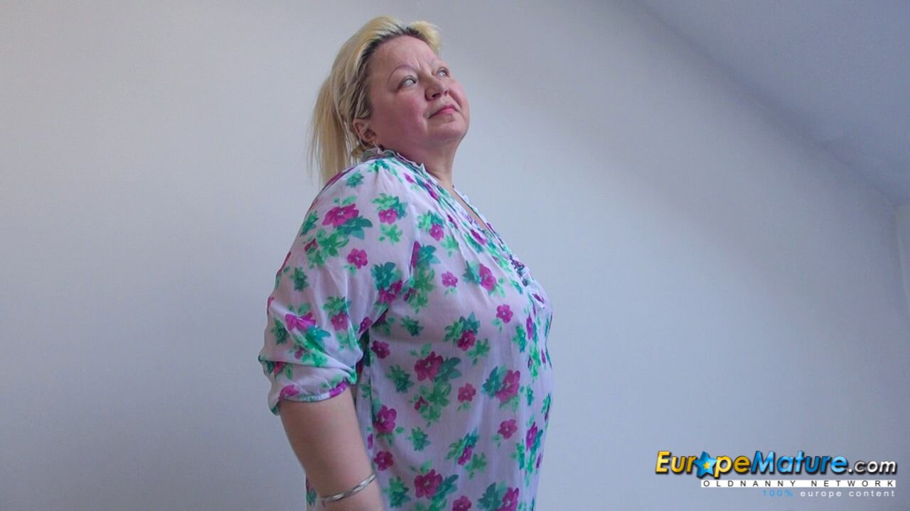 MATURE NINA PLAYING WITH HER PUSSY