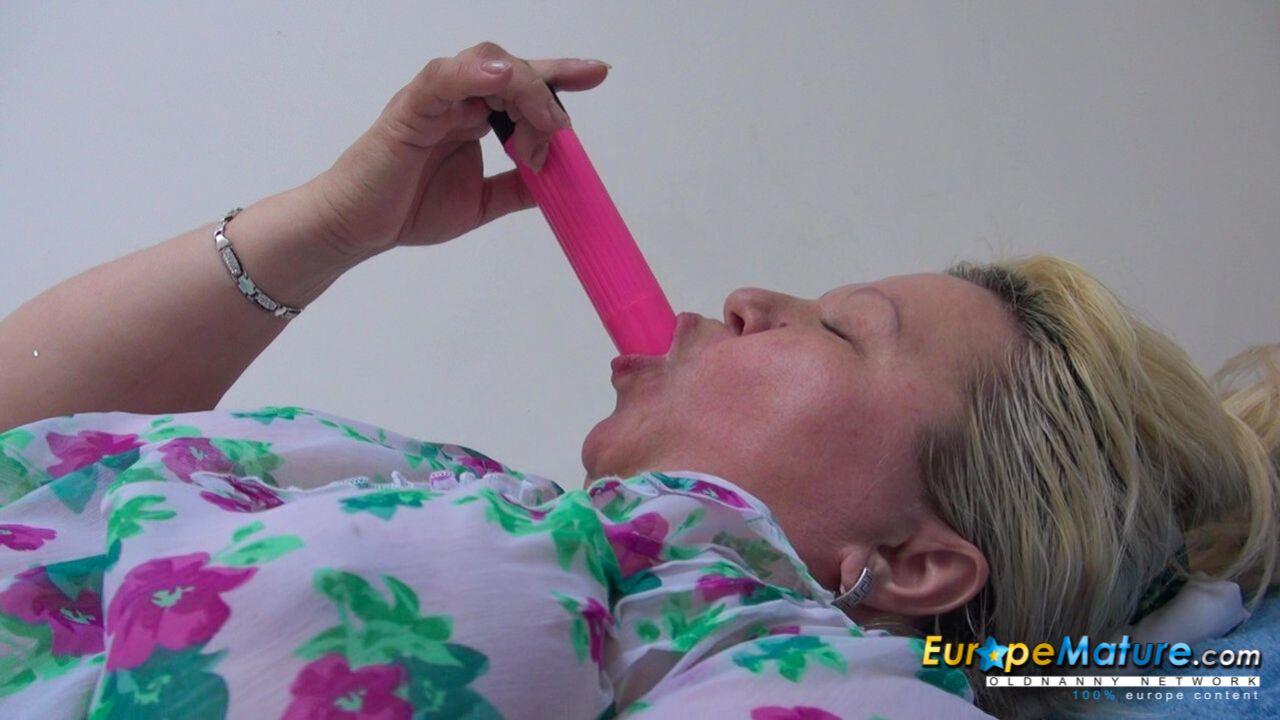 MATURE NINA PLAYING WITH HER PUSSY