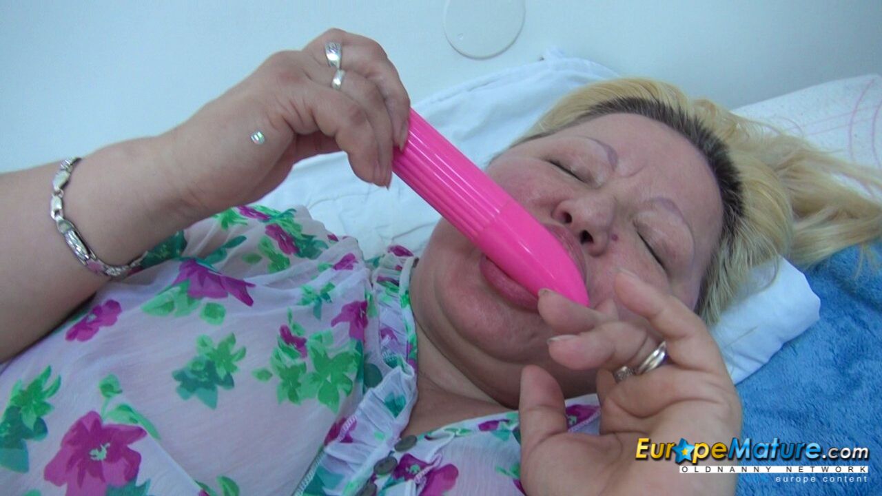 MATURE NINA PLAYING WITH HER PUSSY