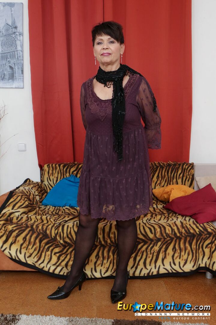71 YEARS OLD LADY MASTURBATED WITH DILDO