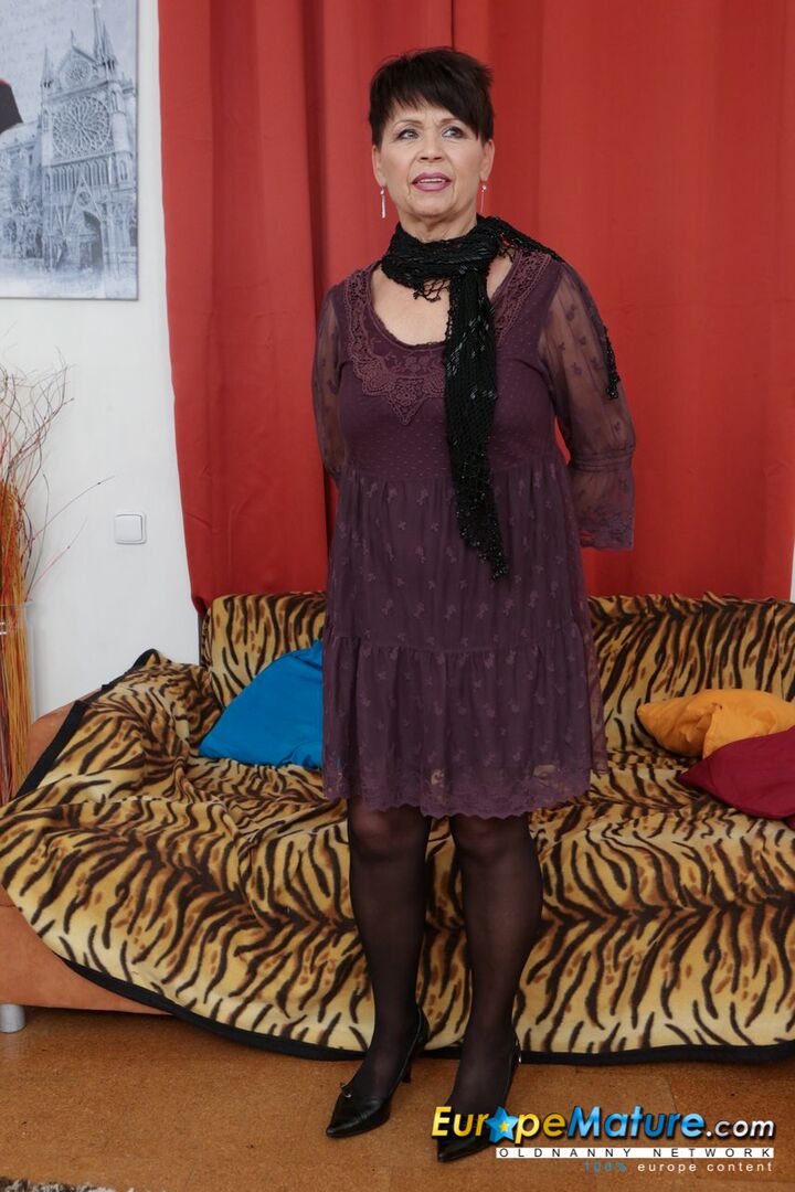 71 YEARS OLD LADY MASTURBATED WITH DILDO