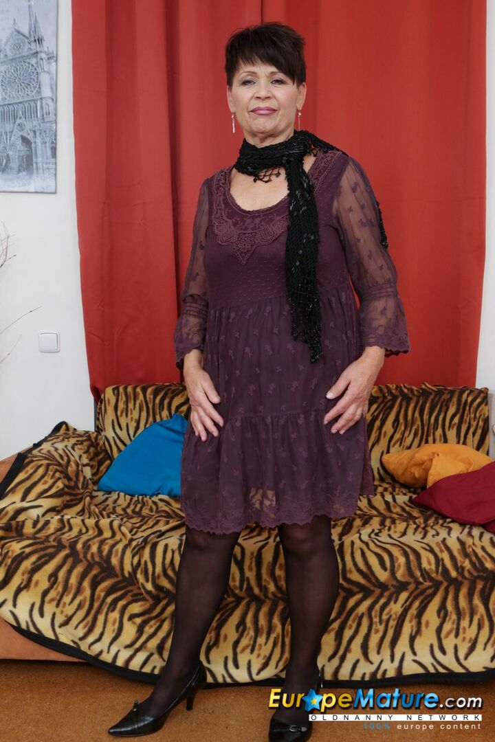 71 YEARS OLD LADY MASTURBATED WITH DILDO