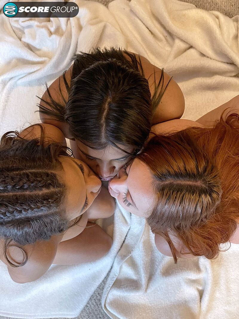 Mer, Angie Bravo & Isa Gomez Play Kiss