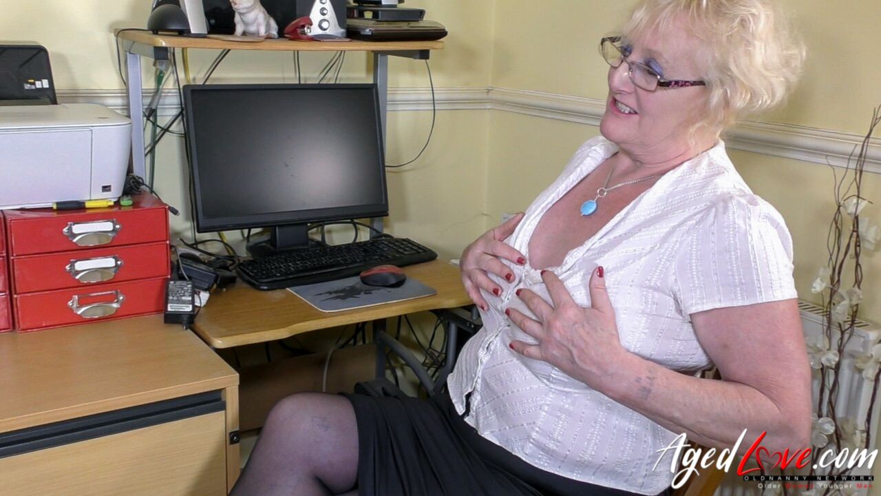 CLAIRE KNIGHT ENJOYS SEX WITH A YOUNG MAN