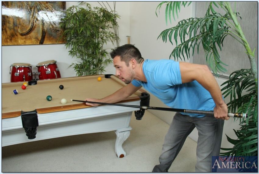 Diana Prince fucking in the pool table with her average body