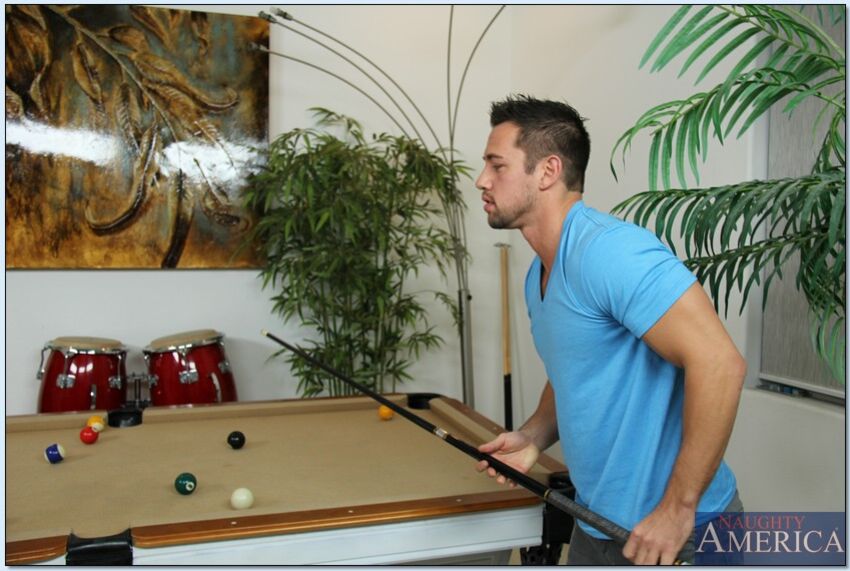 Diana Prince fucking in the pool table with her average body