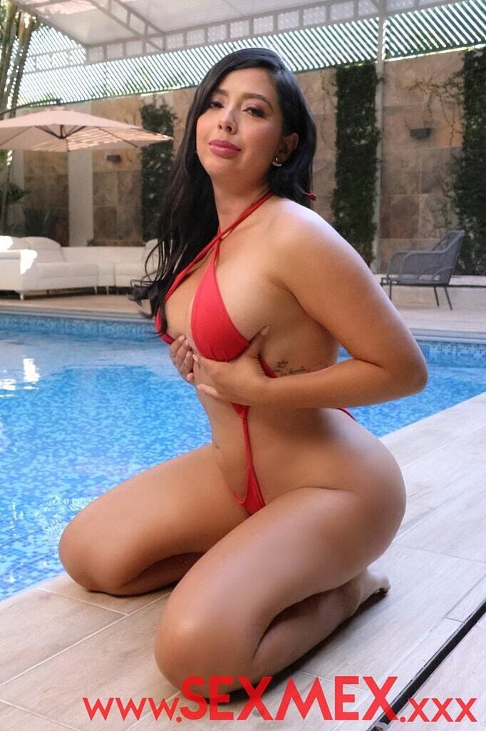 MILF GOT FUCKED IN THE POOL . Lina Henao