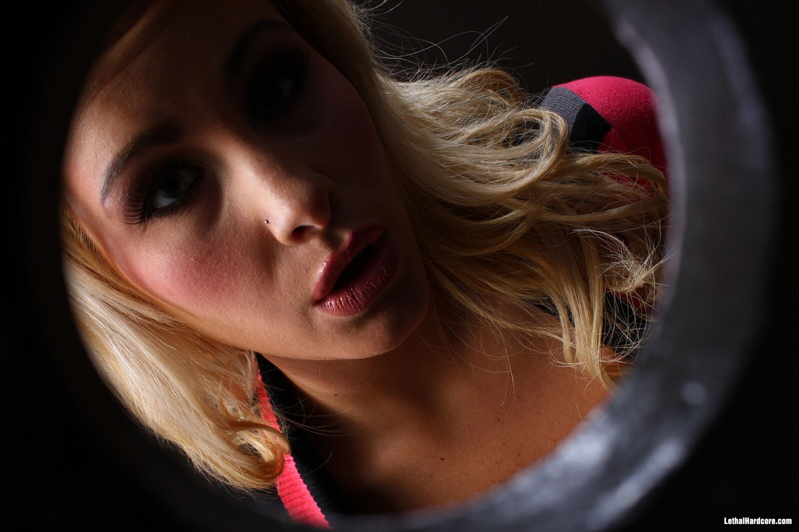 Jessica Nyx Offers Worships Cock At Gloryhole