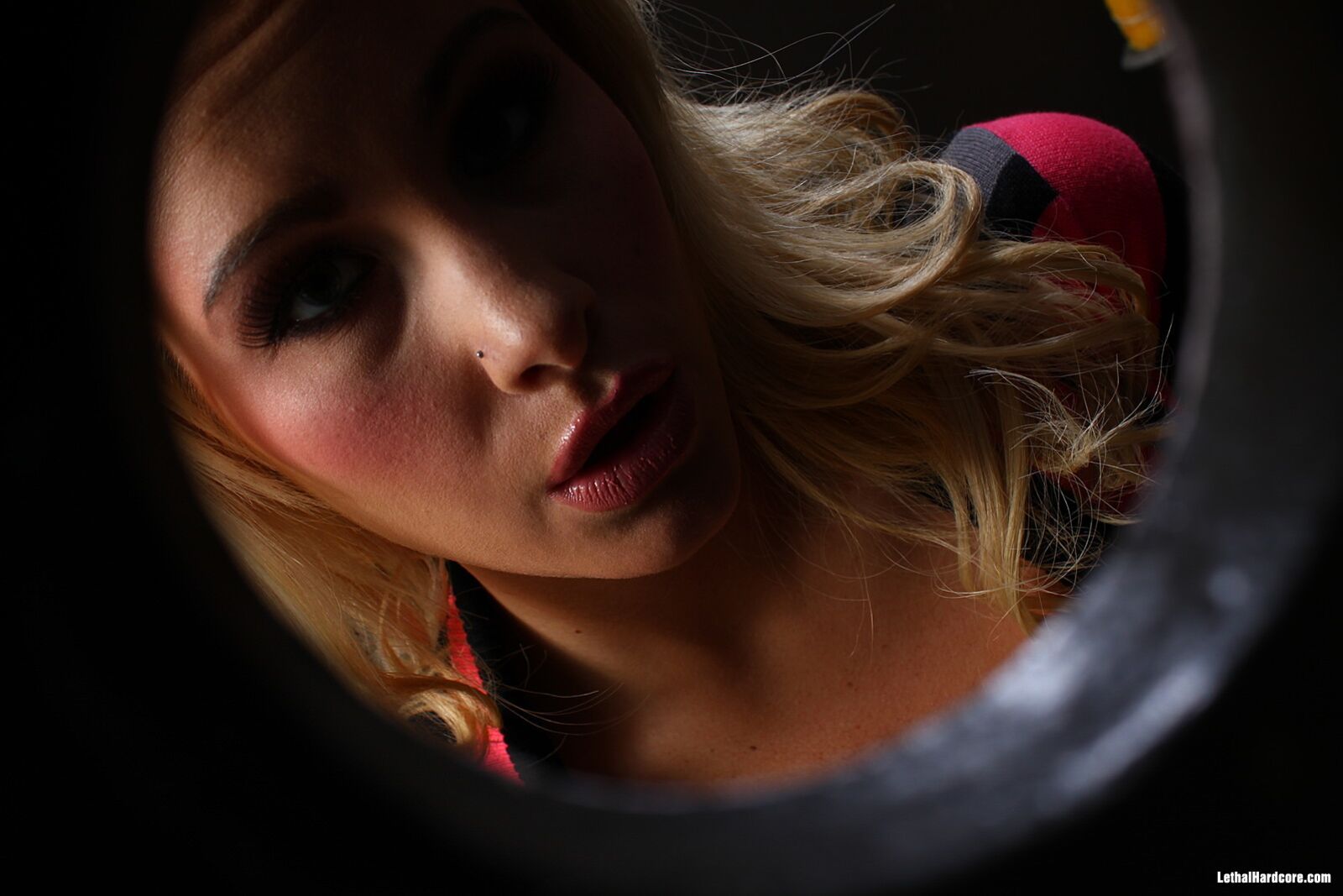Jessica Nyx Offers Worships Cock At Gloryhole