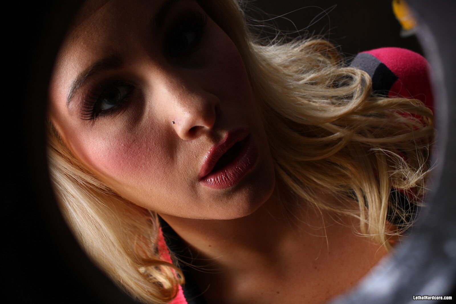 Jessica Nyx Offers Worships Cock At Gloryhole