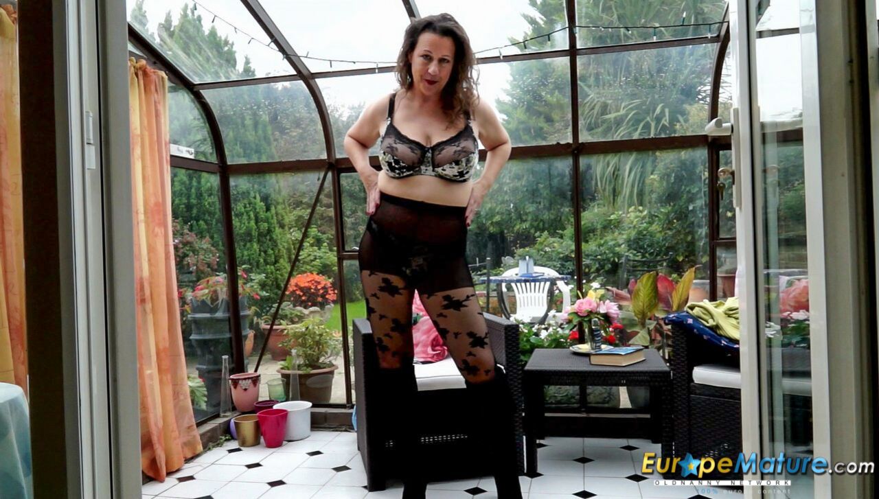SEXY BRITISH MATURE LADY EVA JAYNE WITH BIG BOOBS MASTURBATING