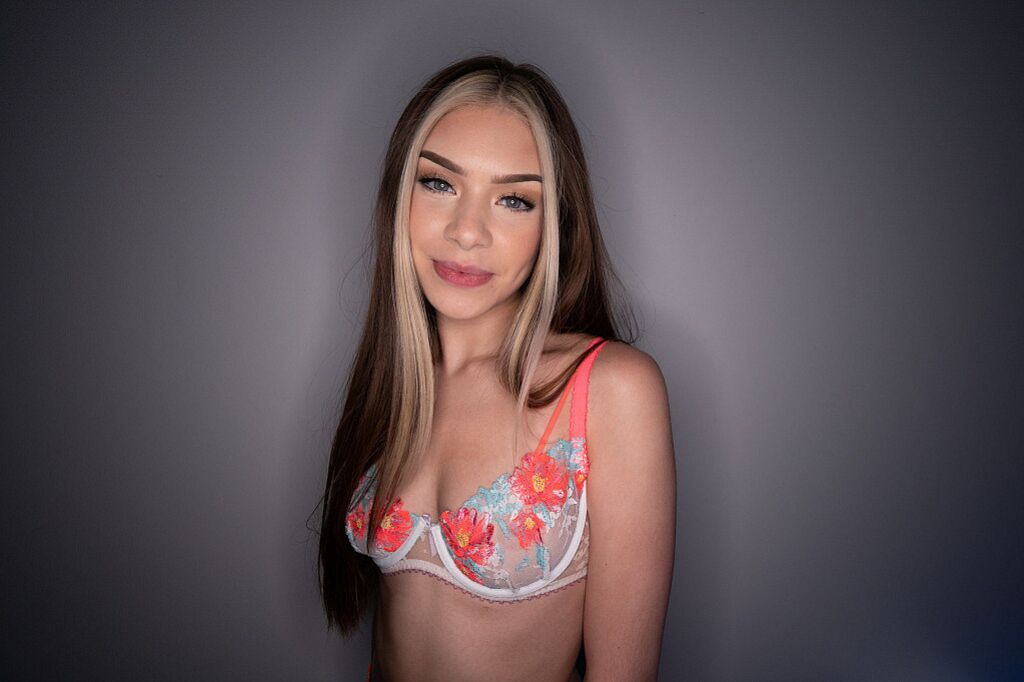 Hot Slut Loves To Swallow