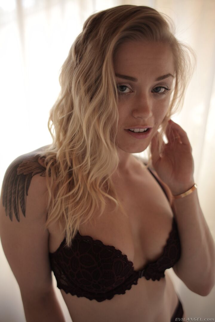 Blonde's Obedient Lesbian Pet