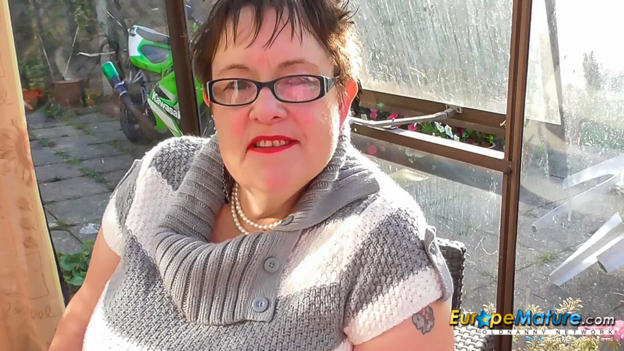 BRITISH HONEY WITH HUGE TITS MASTURBATING