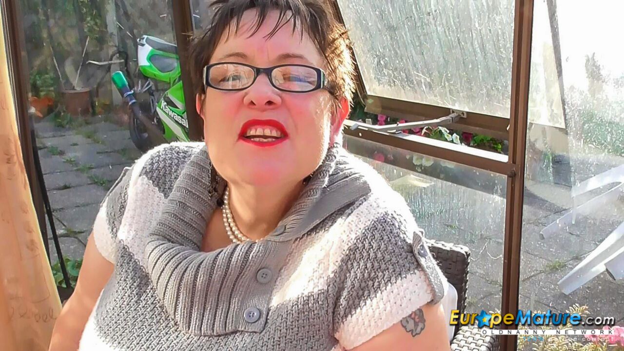 BRITISH HONEY WITH HUGE TITS MASTURBATING