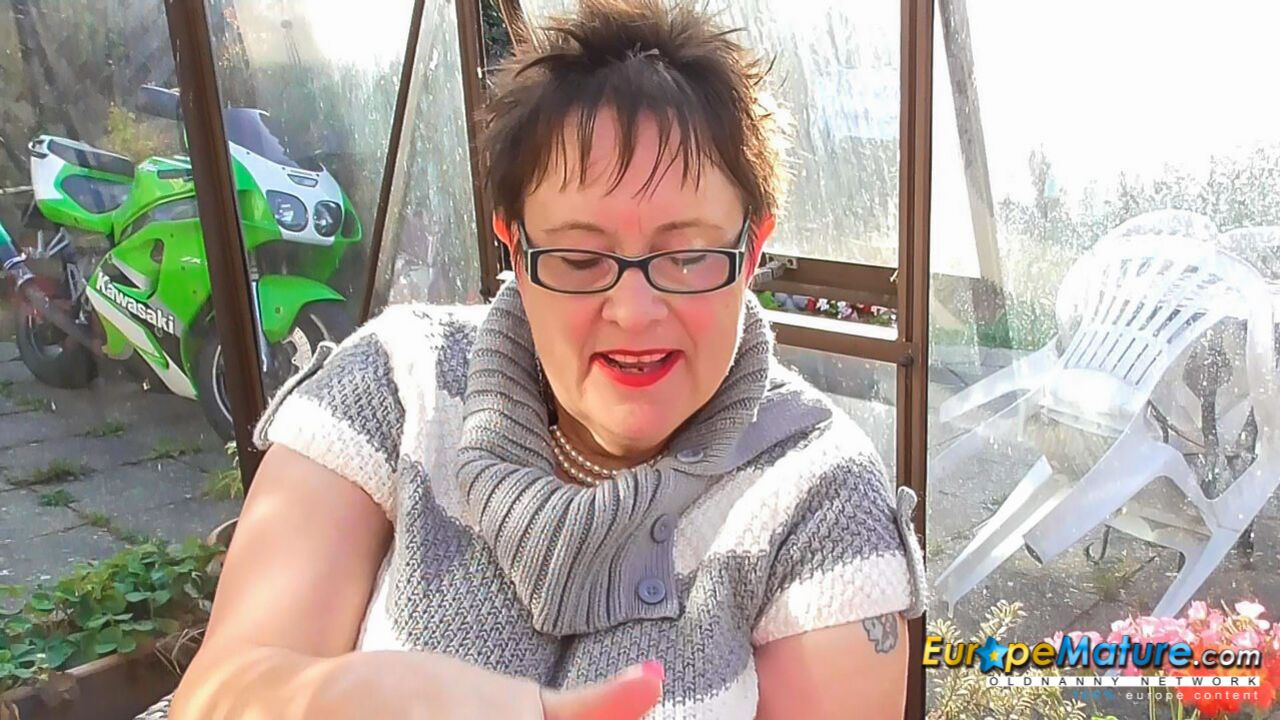 BRITISH HONEY WITH HUGE TITS MASTURBATING