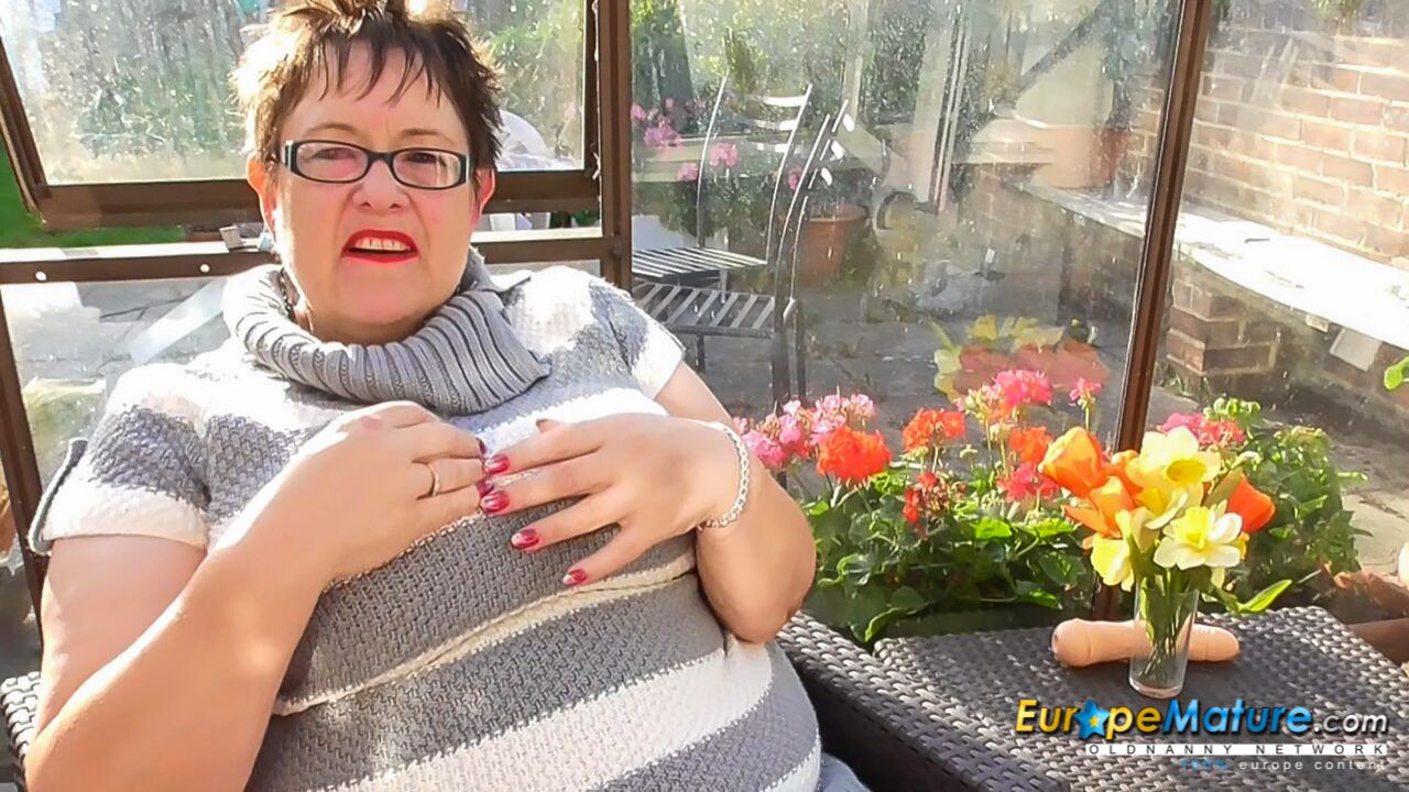 BRITISH HONEY WITH HUGE TITS MASTURBATING