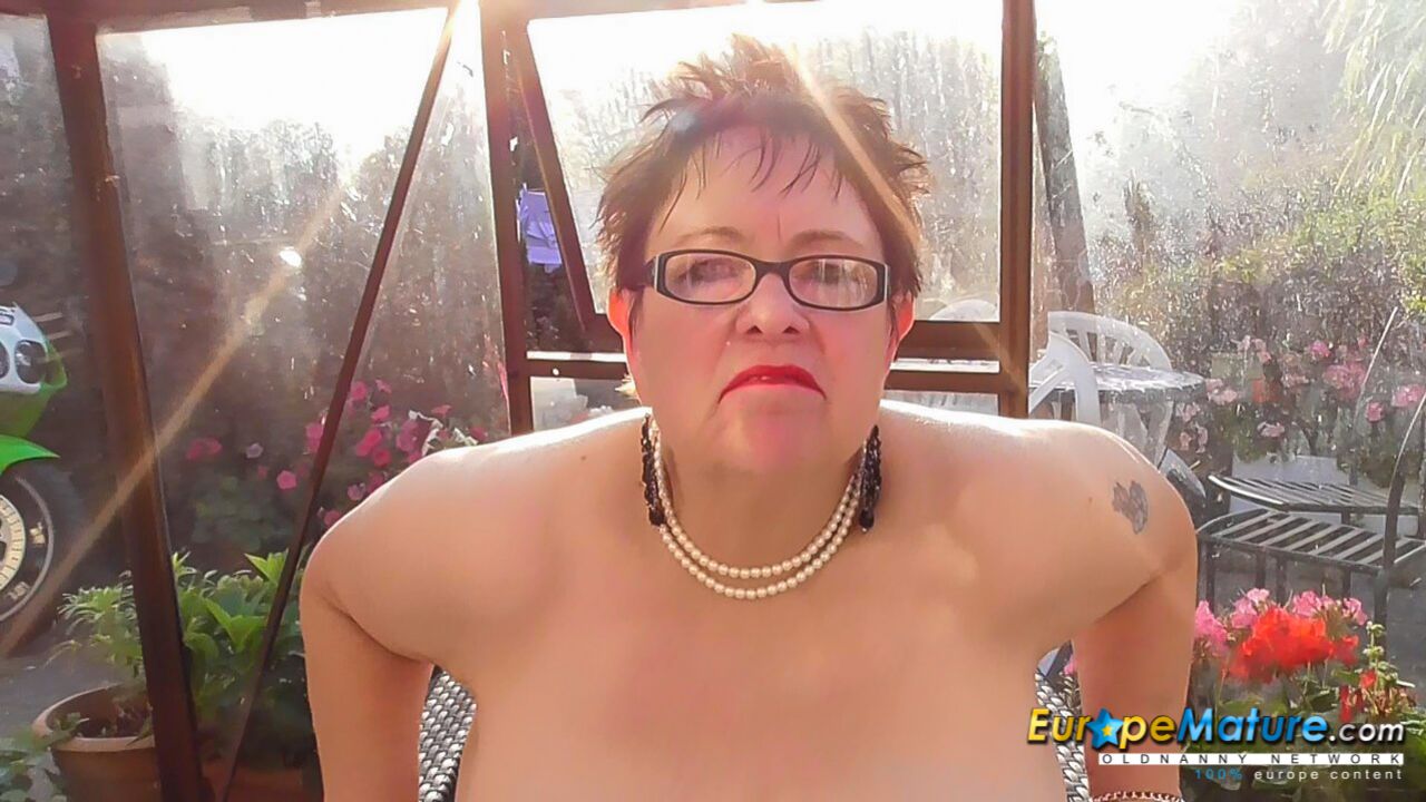 BRITISH HONEY WITH HUGE TITS MASTURBATING