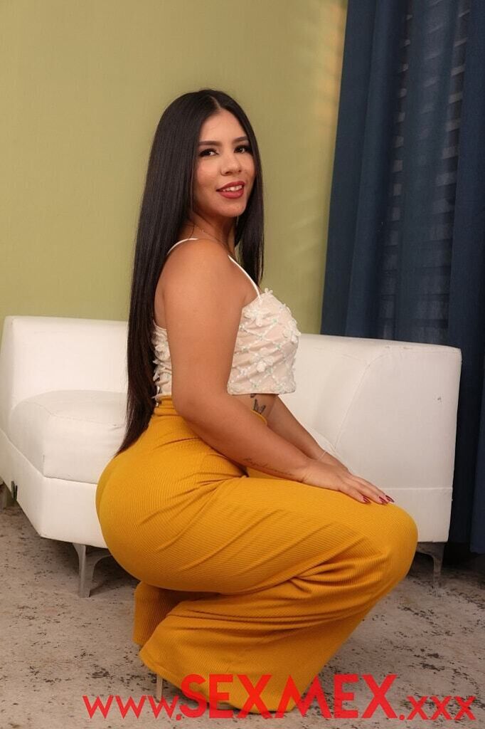 HER PALAZZO PANTS GAVE UP ON HER MASSIVE BUTT . Elizabeth Marquez