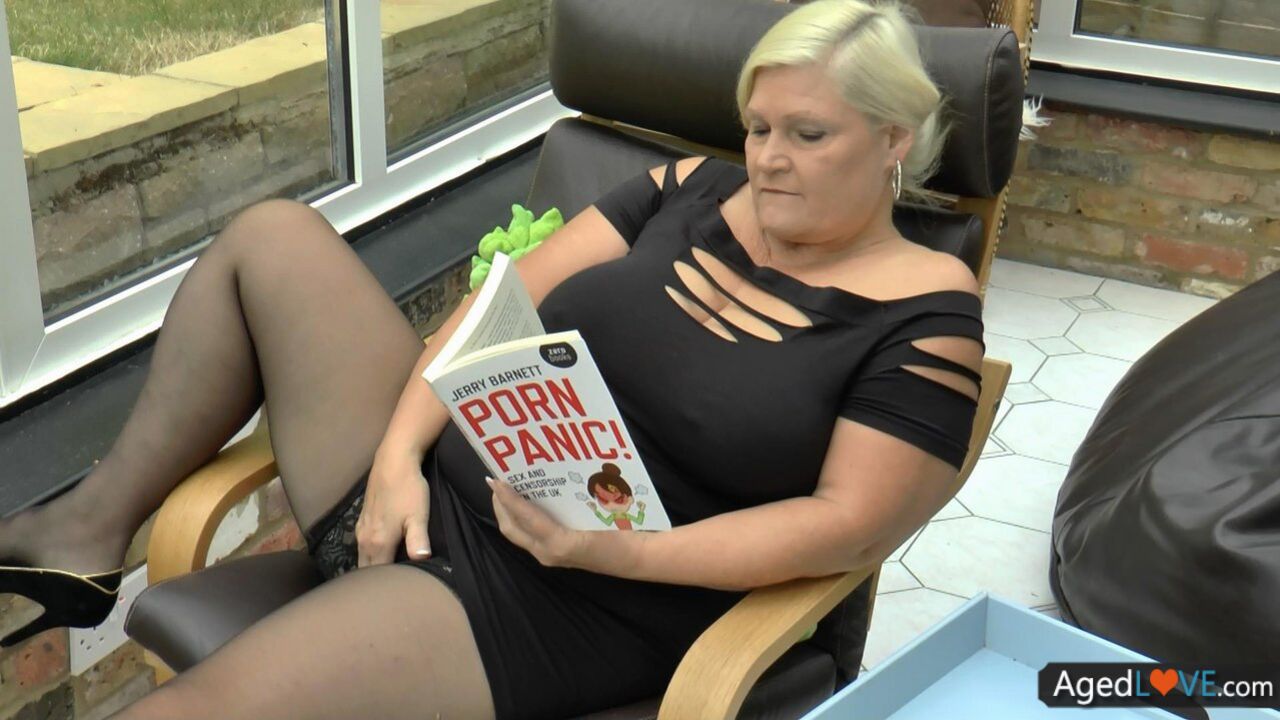 OLD UK GRANNY LACEY STARR RECEIVES FAT COCK ANAL